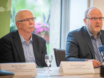 Reno Furmanek (r.), bei der Landwirtschaftskammer Leiter des Gesch&auml;ftsbereichs Pflanzenschutzamt, D&uuml;ngebeh&ouml;rde, Inspektionsdienste, und Kammerpr&auml;sident Gerhard Schwetje bei der Pressekonferenz zur Vorstellung des N&auml;hrstoffberichts 2024/25 am 15.06.2026.