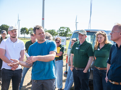 Landwirt Niels Kynast (links) im Gespräch mit Matthias Miersch