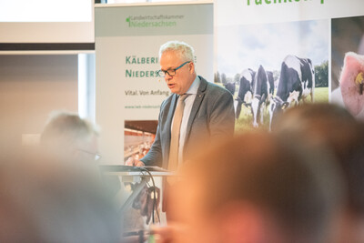 Fred Arkenberg (Vorsitzender des LWK-Ausschusses Tier) eröffnet den Milcherzeugertag 2025 in Rodenkirchen.
