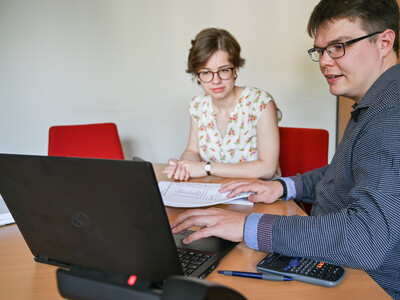 Zu den Aufgaben von Lukas Lange-Daake gehört es auch, Nachwuchskolleg*innen für den Job fit zu machen.