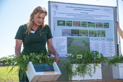 Andrea Knigge-Sievers pr&auml;sentiert Ergebnisse aus dem Zwischenfruchtanbau in Schw&uuml;blingsen