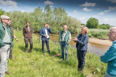 Ergebnisse und Herausforderungen der Nutriajagd: Fachleute der LWK, Vertreter*innen der J&auml;gerschaft sowie des Unterhaltungsverbandes am 11.05.2022 beim Treffen mit Agrarministerin Barbara Otte-Kinast an der Vechte bei Quendorf (Grafschaft Bentheim).