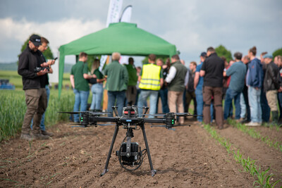 Drohne mit Kamera zur Unkraut-Kartierung (SAM Dimension) beim Fach-Event &bdquo;Zwischen Acker und App &ndash; Digitalisierung Ihres Pflanzenbaus&ldquo; auf der Dom&auml;ne Schickelsheim (K&ouml;nigslutter/Kreis Helmstedt).