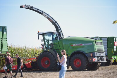 Bei der Maschinenvorf&uuml;hrung &bdquo;Von der Aussaat bis zur Ernte &ndash; Techniken rund um den Maisanbau&ldquo; in Gyhum waren am 7. September 2023 insgesamt 60 Ger&auml;te und Maschinen im praktischen Einsatz zu erleben.