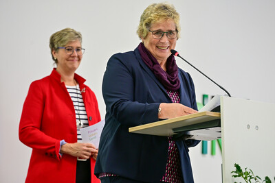 Die langj&auml;hrige LWK-Hauswirtschaftsexpertin Juliane Pegel und LandFrauen-Pr&auml;sidentin Elisabeth Brunkhorst w&auml;hrend der &Uuml;bergabe der Meisterbriefe Hauswirtschaft 2025 in Hannover
