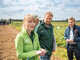 LWK-Eiweißpflanzen-Expertin Mareike Beiküfner (l.) und Markus Mücke (LWK-Fachbereich Ökolandbau) auf dem LeguNet-Soja-Feldtag der Landwirtschaftskammer Niedersachsen in Blender (Kreis Verden). - © Wolfgang Ehrecke LWK-Eiweißpflanzen-Expertin Mareike Beiküfner (l.) und Markus Mücke (LWK-Fachbereich Ökolandbau) auf dem LeguNet-Soja-Feldtag der Landwirtschaftskammer Niedersachsen in Blender (Kreis Verden).