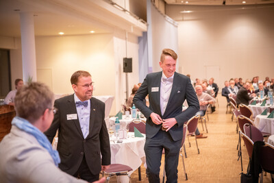 Ehrung von Niko Schlump (M.) als Arbeitnehmer des Jahres beim Gesellschaftsabend der Landwirtschaftskammer Niedersachsen am 19.11.2025 in Oldenburg.