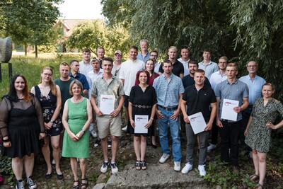 Gruppenfoto mit Lehrkräften und Lynn Schlichting (VGL Niedersachsen-Bremen)