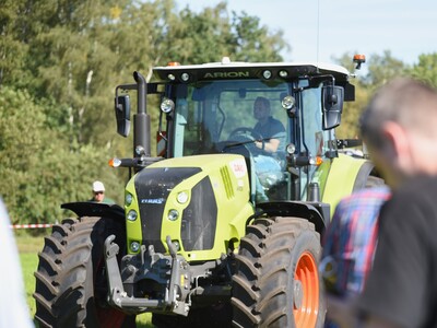 Bei der Maschinenvorf&uuml;hrung &bdquo;Von der Aussaat bis zur Ernte &ndash; Techniken rund um den Maisanbau&ldquo; in Gyhum waren am 7. September 2023 insgesamt 60 Ger&auml;te und Maschinen im praktischen Einsatz zu erleben.