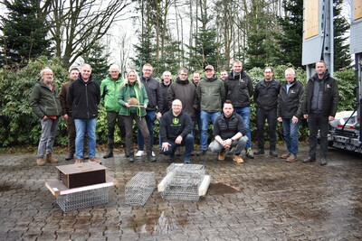 Zehn Mitarbeiter der Au&szlig;enarbeitsstellen der Staatlichen Moorverwaltung sowie drei Privatf&auml;nger haben bei der Landwirtschaftskammer Niedersachsen die Sachkundeunterweisung und -pr&uuml;fung zur Bisambek&auml;mpfung abgelegt.