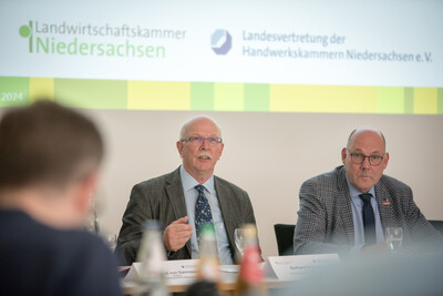 Pressekonferenz der Landesvertretung der Handwerkskammern Niedersachsen e.V. (LHN) und der Landwirtschaftskammer Niedersachsen (LWK) am 24.06.2024 in Hannover-Ahlem zu gemeinsamen Handlungsempfehlungen zur St&auml;rkung des l&auml;ndlichen Raumes.