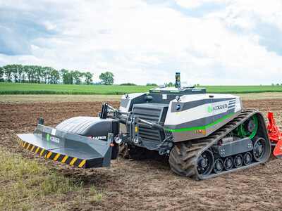 Autonomer Feldroboter (AgXeed, Vordergrund) und autonome Krone-Lemken-Kombination beim Fach-Event &bdquo;Zwischen Acker und App &ndash; Digitalisierung Ihres Pflanzenbaus&ldquo; auf der Dom&auml;ne Schickelsheim (K&ouml;nigslutter/Kreis Helmstedt).