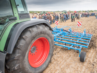 Wassersparend, bodenschonend, wirtschaftlich: Maschinenvorf&uuml;hrung zur ultraflachen Bodenbearbeitung mit mehr als 40 Ger&auml;ten in Sehnde (Region Hannover).
