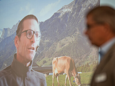 Per Video-Schalte berichtet der Schweizer Jan Boner beim 2. Echemer Zauntag &uuml;ber den Herdenschutz im Kanton Graub&uuml;nden.