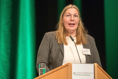„Eines meiner Ziele ist es, die hervorragenden Angebote der Arbeitnehmerberatung und -weiterbildung der Landwirtschaftskammer möglichst allen Mitarbeitenden im Agrarbereich bekannt und zugänglich zu machen“, sagte Dagmar Heyens.