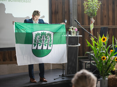 LBZ-Leiter Ulrich Peper erhielt anl&auml;sslich des 100-j&auml;hrigen Bestehens des LBZ Echem eine Fahne mit dem Echemer Wappen