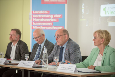 Pressekonferenz der Landesvertretung der Handwerkskammern Niedersachsen e.V. (LHN) und der Landwirtschaftskammer Niedersachsen (LWK) am 24.06.2024 in Hannover-Ahlem zu gemeinsamen Handlungsempfehlungen zur St&auml;rkung des l&auml;ndlichen Raumes.