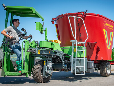 E-Futtermischwagen beim Praxistag Alternative Antriebsenergien für Landmaschinen am 01.07.2025 im LBZ Echem.