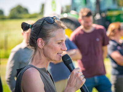 Agrarministerin Miriam Staudte beim Praxistag Alternative Antriebsenergien f&uuml;r Landmaschinen am 01.07.2025 im LBZ Echem.