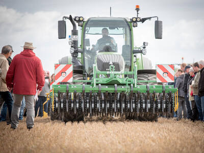Wassersparend, bodenschonend, wirtschaftlich: Maschinenvorf&uuml;hrung zur ultraflachen Bodenbearbeitung mit mehr als 40 Ger&auml;ten in Sehnde (Region Hannover).