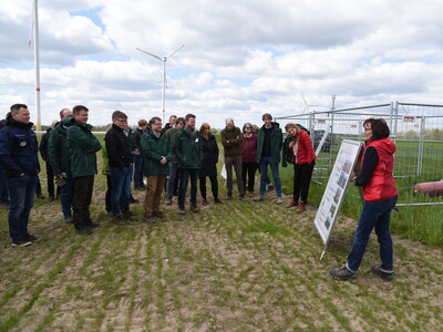 Dr. Dagmar Matuschek (rechts), bei der Landwirtschaftskammer Niedersachsen stellvertretende Leiterin des Fachbereichs Versuchswesen Pflanze, erläuterte den Anwesenden Aufbau und Umsetzung des Feldversuchs.