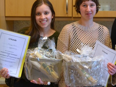 Miriam Meier (links, 2. Platz) und Michelle Dieker (1. Platz) werden Cloppenburg Mitte April beim Landesentscheid des hauswirtschaftlichen Wettbewerbs in Hannover vertreten.