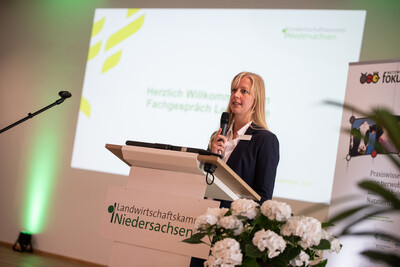 Neele Dirksen begr&uuml;&szlig;te die G&auml;ste des Fachgespr&auml;chs Legehenne am 16.09.2026