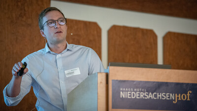 Alzchem-Produktmanager Benedikt Kappelsberger als Referent der Tagung 'Emissionen aus der Tierhaltung' am 23.06.2026 in Verden.