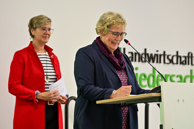 Die langj&auml;hrige LWK-Hauswirtschaftsexpertin Juliane Pegel und LandFrauen-Pr&auml;sidentin Elisabeth Brunkhorst (Hintergrund) w&auml;hrend der &Uuml;bergabe der Meisterbriefe Hauswirtschaft 2025 in Hannover