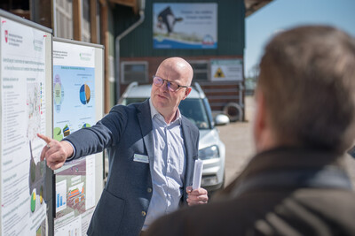 Projektkoordinator Uwe Schröder beim Auftakt für das Projekt zur klimaschonenden Moornutzung (MoWa) am 11.04.2022 auf dem Hof von Dirk Hanken im Ipweger Moor bei Elsfleth.