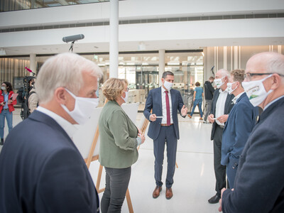 Pressekonferenz der Allianzpartner der Vereinbarung Der Niedersächsische Weg in Hannover: Am 29.10.2020 wurden die ausgehandelten Eckpfeiler für mehr Natur- und Artenschutz vorgestellt und diese erneut mit einer Unterschrift bekräftigt. - © Wolfgang Ehrecke Pressekonferenz der Allianzpartner der Vereinbarung Der Niedersächsische Weg in Hannover: Am 29.10.2020 wurden die ausgehandelten Eckpfeiler für mehr Natur- und Artenschutz vorgestellt und diese erneut mit einer Unterschrift bekräftigt.