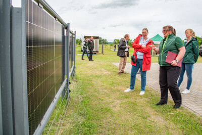 LWK-Herdenschutzkoordinatorin Elke Steinbach (2.v.r.) erl&auml;utert beim 2. Echemer Zauntag die Funktion einer Photovoltaikanlage, die f&uuml;r die Installation an Weidez&auml;unen geeignet ist.