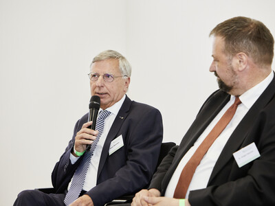 Heiner Beermann (l., Waldbesitzerverband) und Landvolkpr&auml;sident Dr. Holger Hennies w&auml;hrend des Festakts zum 125-j&auml;hrigen Bestehen der Landwirtschaftskammer Niedersachsen am 21.05.2024 in Hannover-Ahlem.