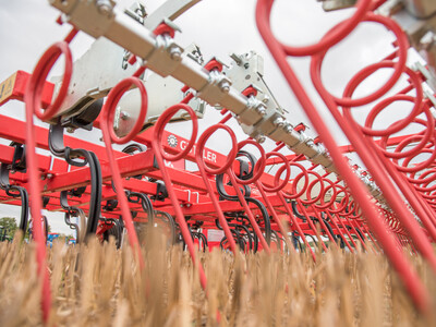 Wassersparend, bodenschonend, wirtschaftlich: Maschinenvorf&uuml;hrung zur ultraflachen Bodenbearbeitung mit mehr als 40 Ger&auml;ten in Sehnde (Region Hannover).