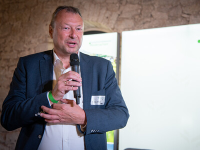 Thomas Stolper (Volksbank Wolfenb&uuml;ttel) beim Fach-Event &bdquo;Zwischen Acker und App &ndash; Digitalisierung Ihres Pflanzenbaus&ldquo; auf der Dom&auml;ne Schickelsheim (K&ouml;nigslutter/Kreis Helmstedt).