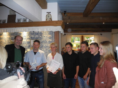 Minister Meyer mit Andreas und Sabine Lohmüller sowie den vier Kindern des Ehepaares - © Dr. Hans-Gerd Brunken Minister Meyer mit Andreas und Sabine Lohmüller sowie den vier Kindern des Ehepaares