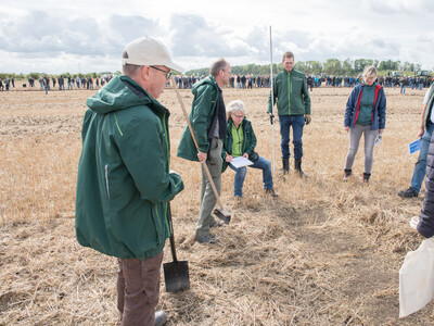 Wassersparend, bodenschonend, wirtschaftlich: Maschinenvorf&uuml;hrung zur ultraflachen Bodenbearbeitung mit mehr als 40 Ger&auml;ten in Sehnde (Region Hannover).