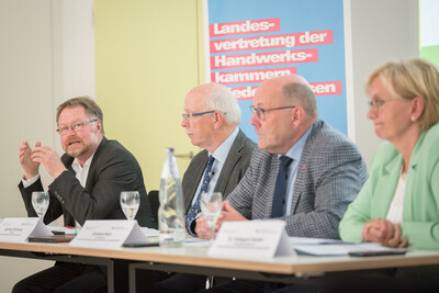 Pressekonferenz der Landesvertretung der Handwerkskammern Niedersachsen e.V. (LHN) und der Landwirtschaftskammer Niedersachsen (LWK) am 24.06.2024 in Hannover-Ahlem zu gemeinsamen Handlungsempfehlungen zur St&auml;rkung des l&auml;ndlichen Raumes.