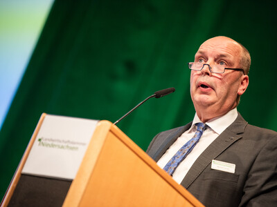 Vizepräsident Manfred Tannen auf der Kammerversammlung 2025 in Oldenburg. - © Christopher Hanraets Vizepräsident Manfred Tannen auf der Kammerversammlung 2025 in Oldenburg.
