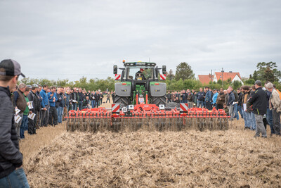 Wassersparend, bodenschonend, wirtschaftlich: Maschinenvorf&uuml;hrung zur ultraflachen Bodenbearbeitung mit mehr als 40 Ger&auml;ten in Sehnde (Region Hannover).