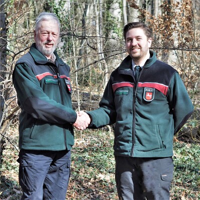 Steffen Wolf (rechts) ist Nachfolger von Armin Menge (links) als Leiter des Forstamts Uelzen der Landwirtschaftskammer Niedersachsen.