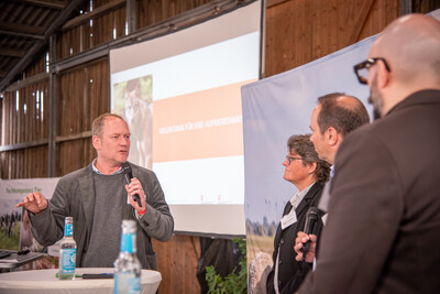 Marcus Polaschegg (l.) aus dem nieders&auml;chsischen Agrarministerium spricht beim 2. Echemer Zauntag im Kreis L&uuml;neburg.
