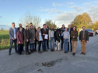 Verleihung des Staatsehrenpreises an Familie Hobbie, Kiebitznest - © LWK Niedersachsen Verleihung des Staatsehrenpreises an Familie Hobbie, Kiebitznest