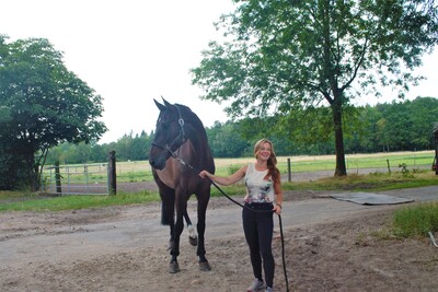 Die 24-jährige Valentina Kniazeva aus Russland absolviert die Ausbildung zur Pferdewirtin auf einem Betrieb im Landkreis Nienburg und ist Teilnehmerin des neuen Online-Deutschkurses.