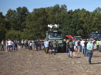 Bei der Maschinenvorf&uuml;hrung &bdquo;Von der Aussaat bis zur Ernte &ndash; Techniken rund um den Maisanbau&ldquo; in Gyhum waren am 7. September 2023 insgesamt 60 Ger&auml;te und Maschinen im praktischen Einsatz zu erleben.