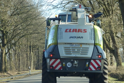 Aufgrund der Witterungsverh&auml;ltnisse k&ouml;nnen Erntemaschinen mit einer Breite von mehr als 3,50 m auf der Stra&szlig;e fahren, wenn ein entsprechender Antrag gestellt wurde. Die Ausnahme ist bis zum Ende des Jahres 2024 befristet.