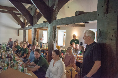 BUND-Vogelschutzexperte Arno Schoppenhorst (r.) als Referent auf dem Grünlandfeldtag der Landwirtschaftskammer Niedersachsen und der Senatorin für Umwelt, Klima und Wissenschaft am 06.08.2024 auf Hof Bavendamm im Bremer Blockland.