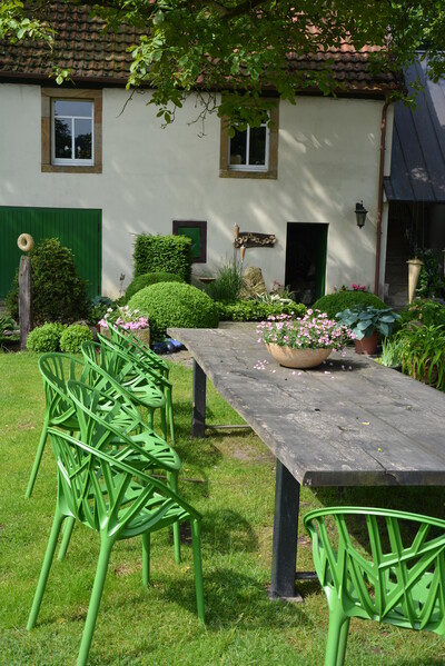 Zentraler Familientreffpunkt im Garten ist bei Horstmanns der große Eichentisch - © Christiane Rehkamp Familientisch