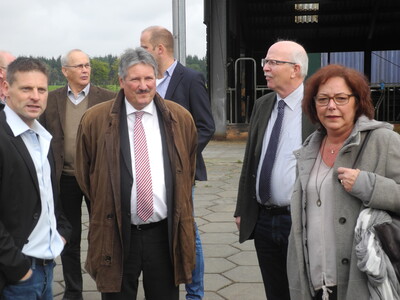 Vorne von links: Andreas Lohmüller, Landrat Winter, Kammerpräsident Schwetje, Frau Dr. Waßmuth, ML - © Dr. Hans-Gerd Brunken Vorne von links: Andreas Lohmüller, Landrat Winter, Kammerpräsident Schwetje, Frau Dr. Waßmuth, ML