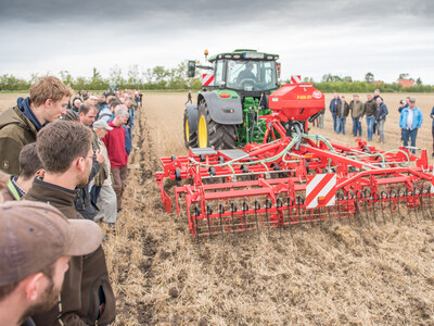Wassersparend, bodenschonend, wirtschaftlich: Maschinenvorführung zur ultraflachen Bodenbearbeitung mit mehr als 40 Geräten in Sehnde (Region Hannover).
